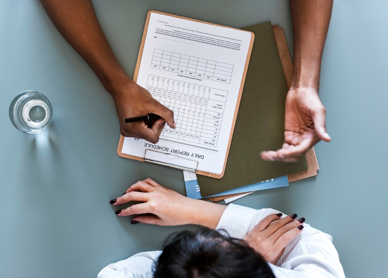 Pessoa sorridente segurando exames médicos e demonstrando bem-estar e saúde preventiva em 2026